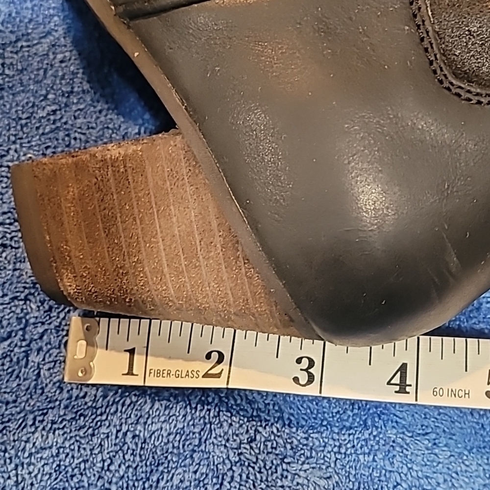 OluKai Ho'Ohilu Woman's Boot. SIZE 10. 3 Inch heels. Box included - Picture 8 of 9